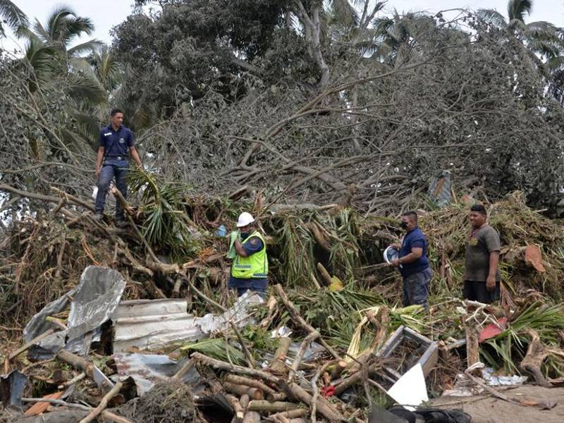 Un equipo de rescate busca a la británica desaparecida Angela Glover a través de los daños del tsunami en Ha’atafu, en la costa occidental de la isla principal de Tonga.