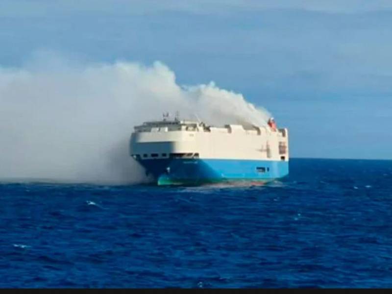 Barco se incendia con vehículos de lujo y está a la deriva