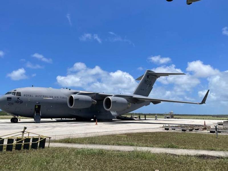 Un avión C-17A Globemaster III de la Real Fuerza Aérea Australiana, que entrega la primera carga de ayudaa, llega al aeropuerto internacional Fua’amotu de Tonga.