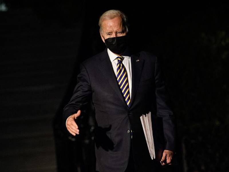 El presidente de los Estados Unidos, Joe Biden, camina hacia el Marine One en la Casa Blanca en Washington.