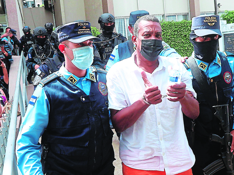 Extraditable Michael Dixon Rivers Sale de la corte.