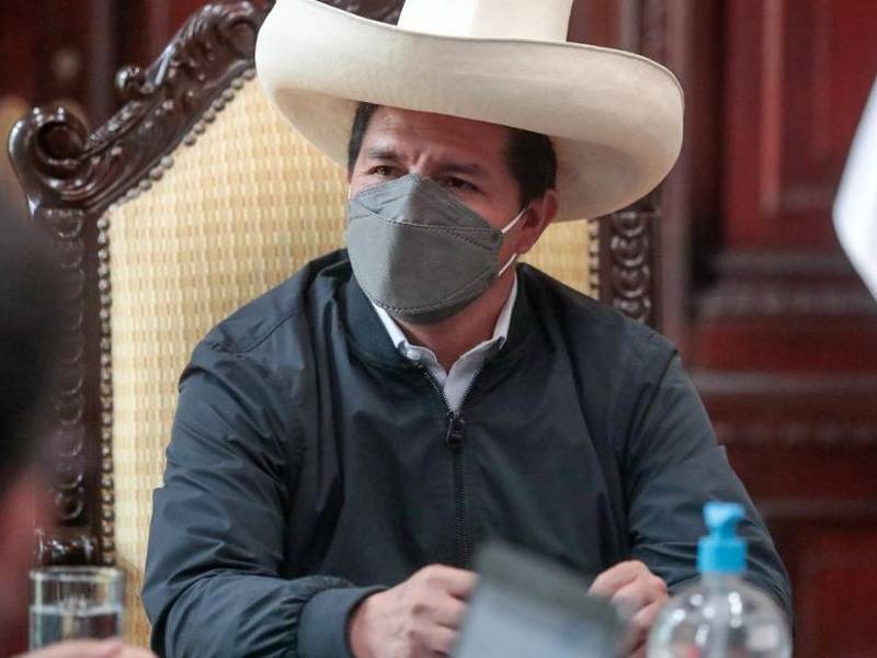 El presidente Pedro Castillo siendo interrogado por fiscales por presunta injerencia en ascensos militares, en el Palacio de Gobierno de Lima.