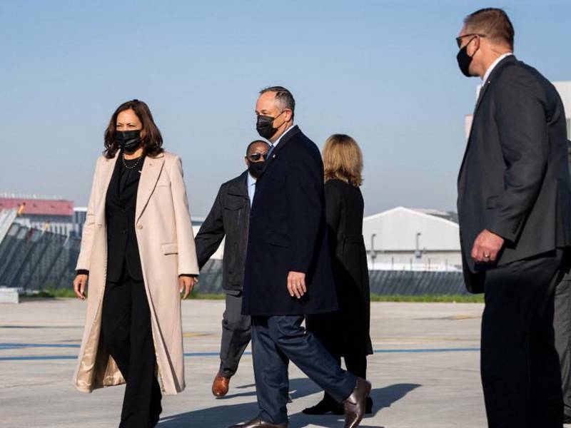 La vicepresidenta estadounidense y el primer caballero Doug Emhoff llegan al aeropuerto de París-Orly en Orly, cerca de París.