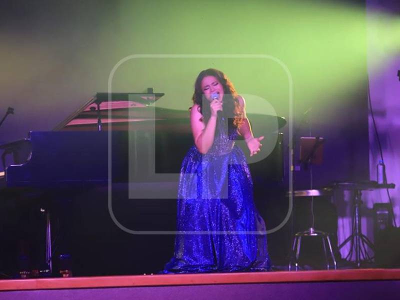 Con tres éxitos musicales hizo vibrar las instalaciones de la UTH.