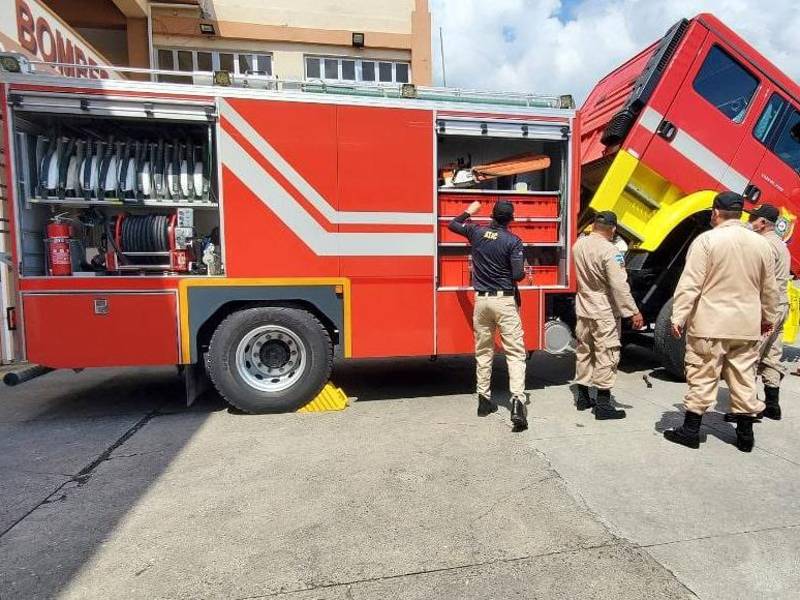 Personal de la Atic y de los bomberos revisando uno de los camiones adquiridos durante la amergencia sanitaria.