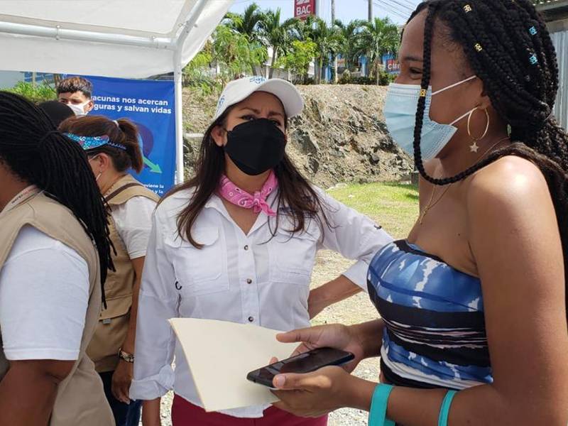El flujo de pobladores para inocularse hoy durante el vacunatón en Petrosun, de Coxen Hole, fue constante y concurrido.