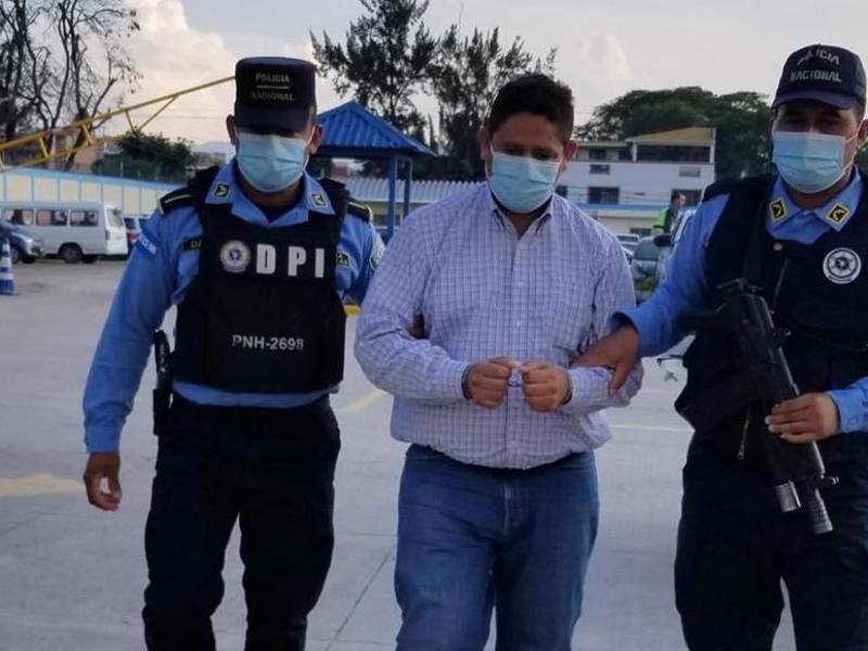 Carlos Roberto Domínguez siendo custodiado por agentes de la DPI.