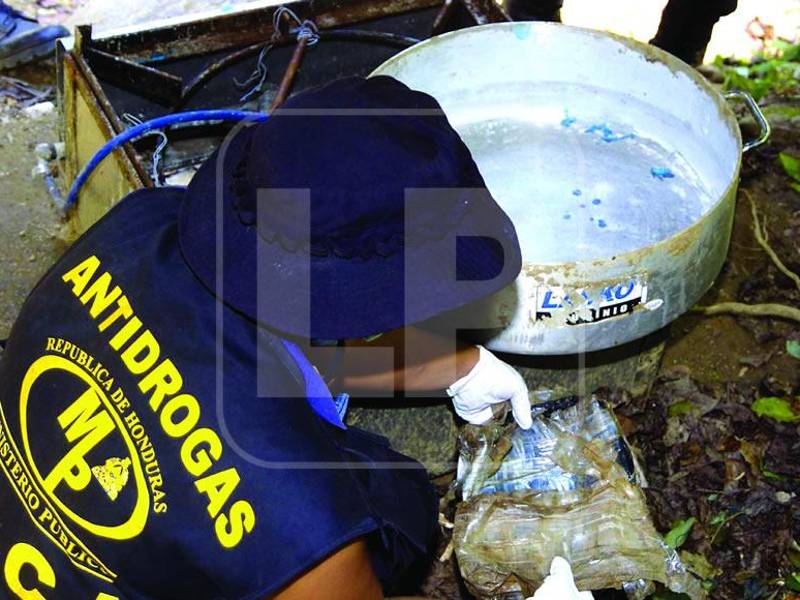 En marzo de 2011 fue hallado por la Policía un narcolaboratorio en El Merendón, en la aldea Cerro Negro de Omoa. Encontraron prensas, moldes, coladores y químicos para la elaboración de kilos de cocaína.