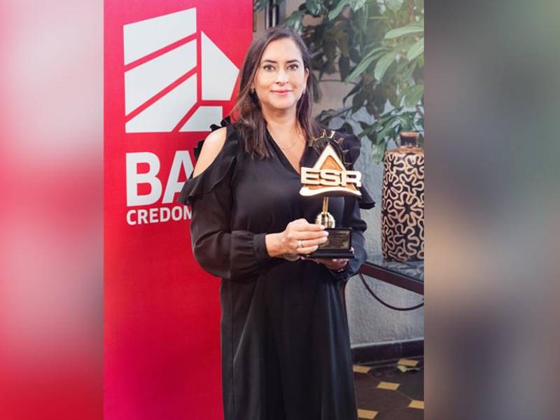 Valeria Ríos, vicepresidente de Mercadeo y Comunicación de BAC Credomatic, muestra el galardón otorgado por Fundahrse.