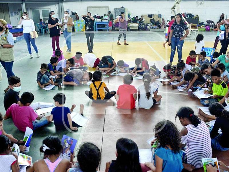 Al menos 200 familias permanecen desde el jueces por la noche en los albergues habilitados en San Pedro Sula. FOTOS: HÉCTOR EDÚ