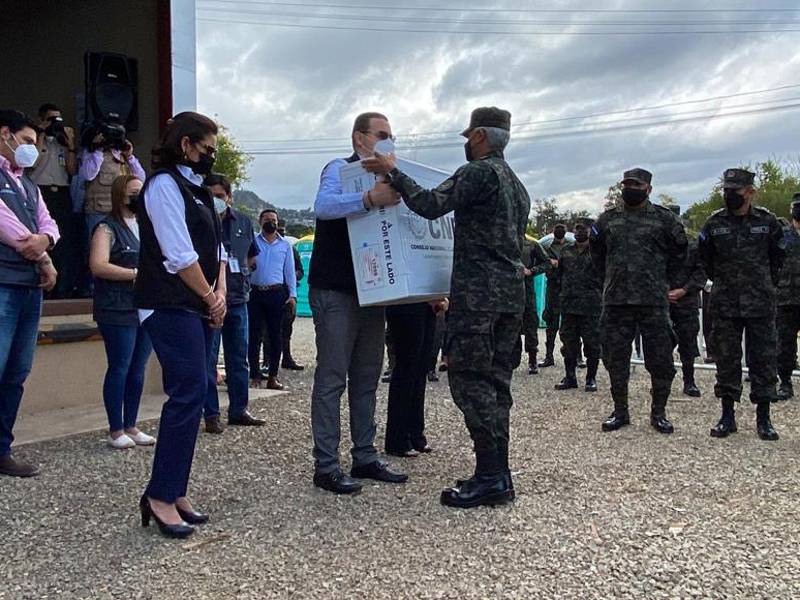 El CNE recibiendo la última maleta electoral por parte de las Fuerzas Armadas.