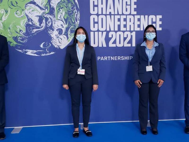 Grupo de jóvenes que participa en la Conferencia de las Naciones Unidas sobre el Cambio Climático (COP26).