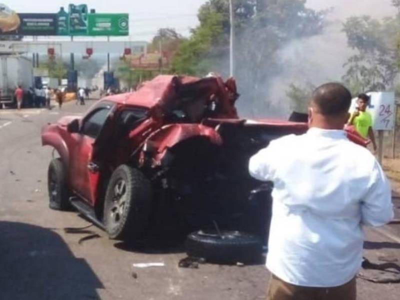 Imagen del reciente accieente en que rastra embistió tres carros en el peaje de Santa Cruz de Yojoa tras perder el control.
