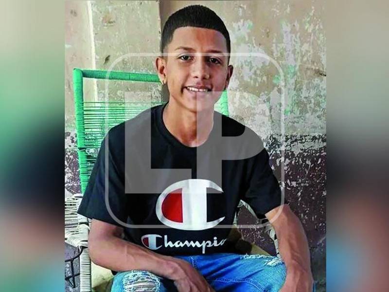 El cadáver del adolescente fue hallado en un solar baldío de un pasaje.