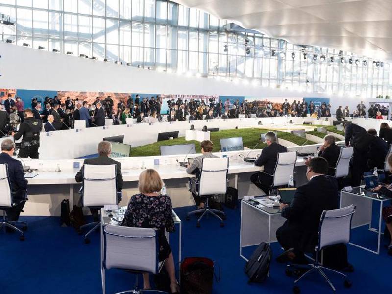 Los líderes asisten a una reunión durante la cumbre de líderes del G20 en Roma.