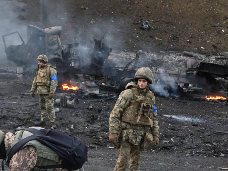 Soldados ucranianos inspeccionan una área afectada por los rusos.