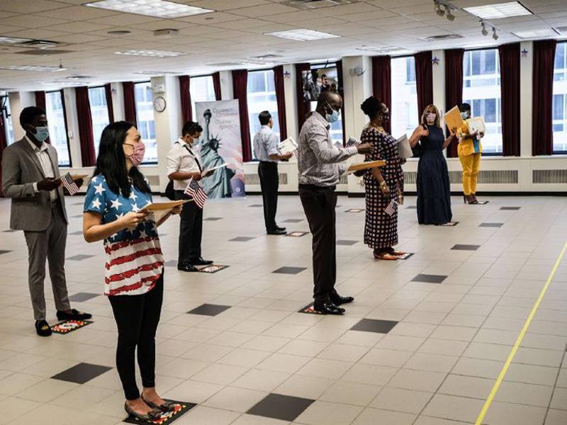 Foto referencial de extranjeros en servicios de ciudadanía e inmigración de Nueva York.