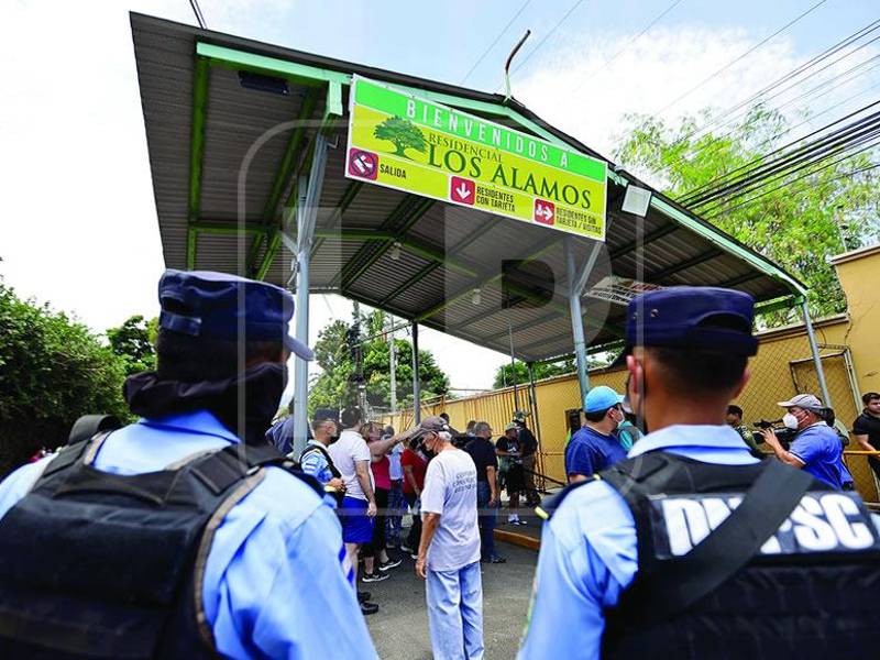 Por la entrada principal de Los Álamos solo habrá ingreso para los que van a la Ágape. Foto Franklyn Muñoz