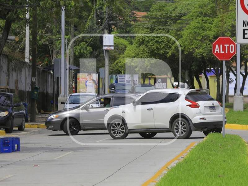 De día y de noche se observa el caos vial en la zona, el cual se hace más grande cuando se dirigen y salen carros de las escuelas aledañas. Fotos: Moisés Valenzuela.