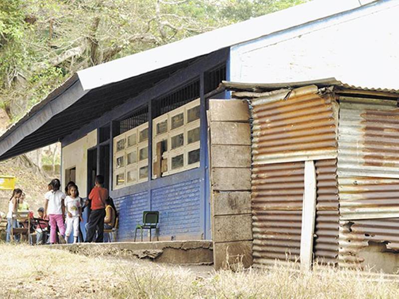 La enseñanza que se da en el interior del país sigue siendo la más debil debido a las múltiples carencias que por años ha sufrido el país.