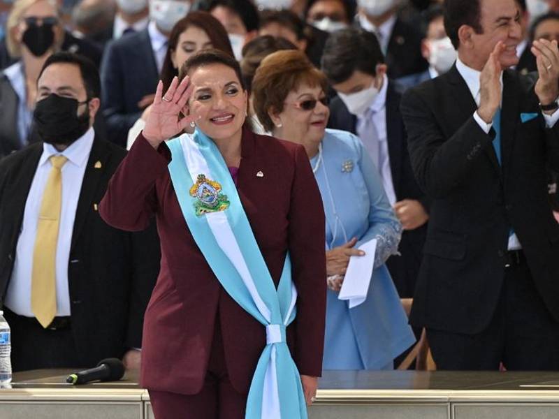 Xiomara Castro tras recibir la banda presidencial en Honduras.