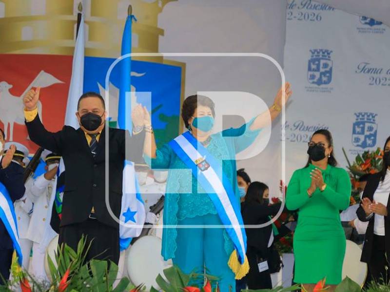 María Luisa Martell y el vicealcalde Omar Rodríguez levantan sus manos tras asumir el mando. Foto: Moisés Valenzuela.