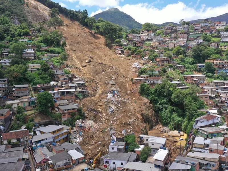 Las lluvias torrenciales y las inundaciones que azotaron la ciudad brasileña de Petrópolis mataron a muchas personas, informaron las autoridades.