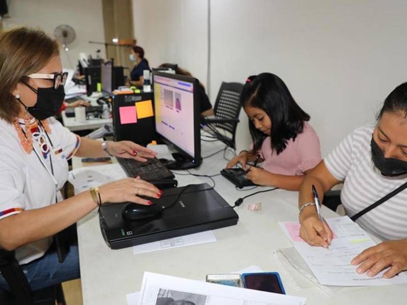 Se realizaron trámites legales diversos como la certificación de poderes y la inscripción de menores. También se brindó protección consular.