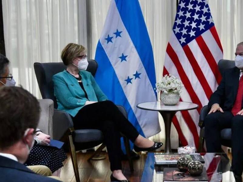 Laura Dogu asumió funciones el 12 de abril, en la reanudación plena de las relaciones diplomáticas de Estados Unidos con Honduras, que se habían mantenido a nivel de encargado de negocios desde 2017.