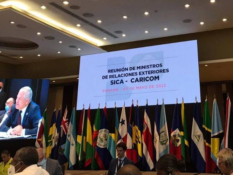 Exposición del canciller hondureño Eduardo Enrique Reina en Panamá.