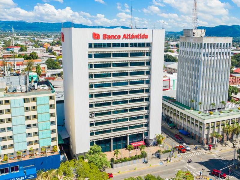 Según cifras de la CNBS, Banco Atlántida ocupa el primer lugar del ranking al acumular al cierre de 2021 la cantidad de 101,080.4 millones de lempiras en depósitos.