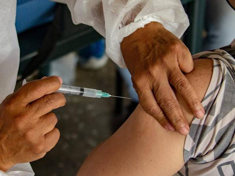 La meta en Honduras es vacunar a más de 60,000 personas de grupos en riesgo priorizados, conformados en primer lugar por los trabajadores del sector salud, seguidos por adultos mayores que viven en asilos y centros de cuidado diurno, así como pacientes inmunocomprometidos que ya recibieron dos dosis del esquema básico.