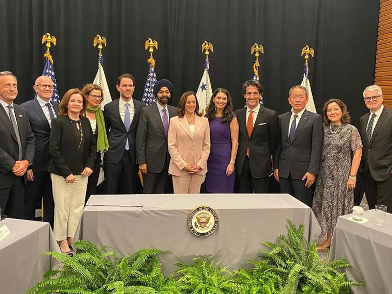 Vicepresidenta de EEUU, Kamala Harris, junto a representantes de las 10 empresas y organizaciones que se convierten en miembros del Partnership for Central America.