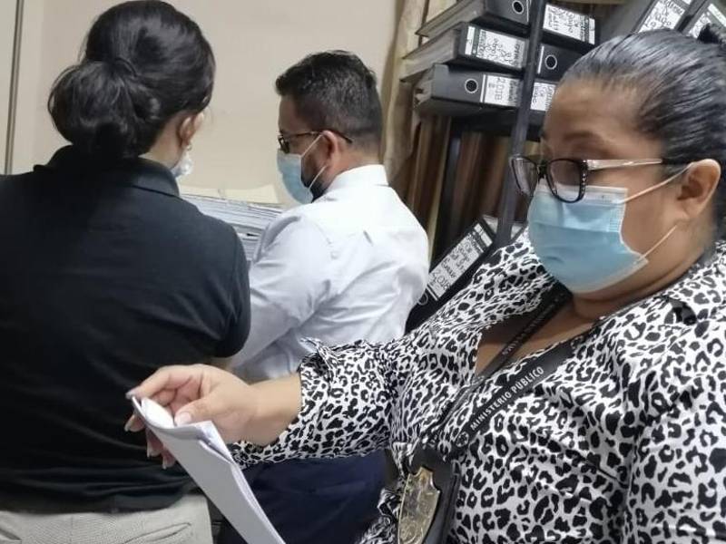 Fiscales anticorrupción y agentes de la Atic decomisan documentación en la Municipalidad de Santa Cruz de Yojoa por posibles actos irregulares.