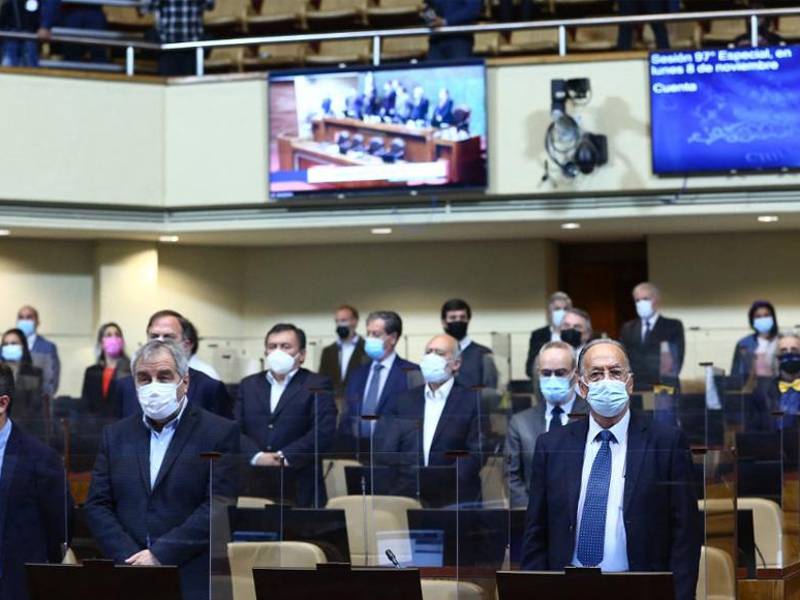 Diputados participan en una sesión para votar sobre la aprobación de la acusación constitucional contra el presidente Sebastián Piñera.