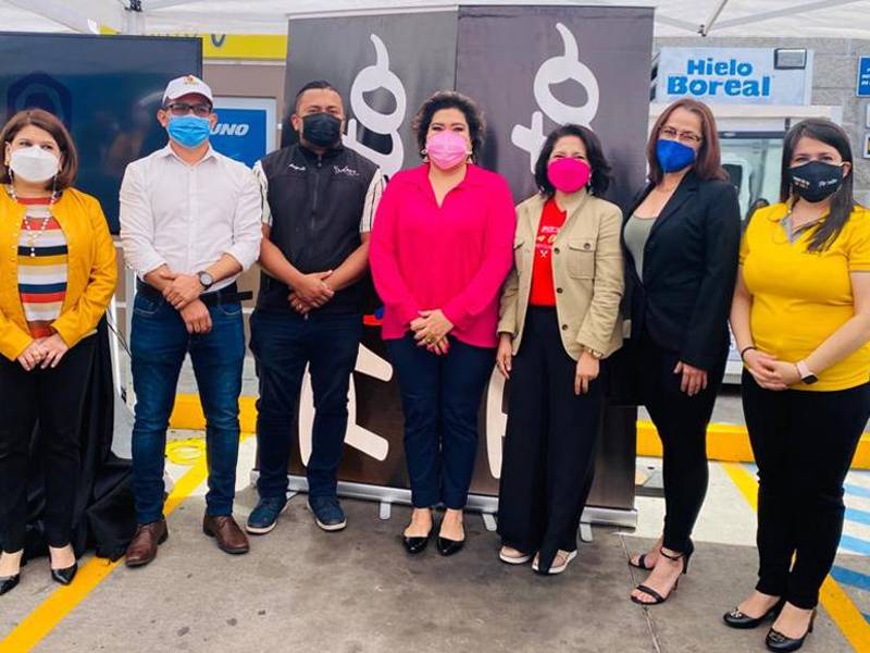 Emprendedores ganadores y representantes de Terra Te Impulsa y Tiendas Pronto.