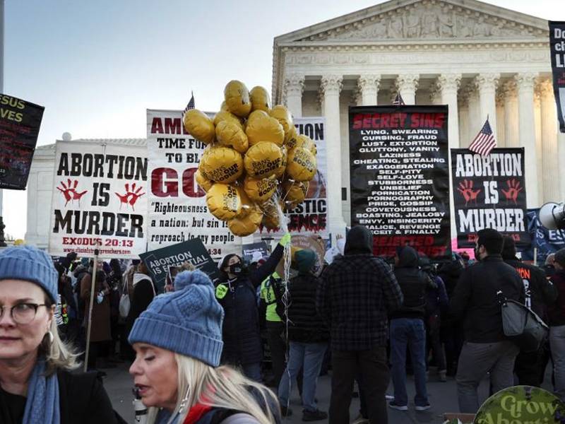 Manifestantes y activistas se reúnen frente a la Corte Suprema de los Estados Unidos.