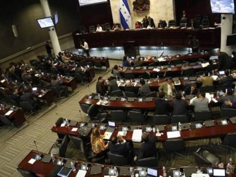 Bancadas de algunos partidos políticos insistieron en 2021 sobre regresar a reuniones presenciales ante la nueva normalidad.