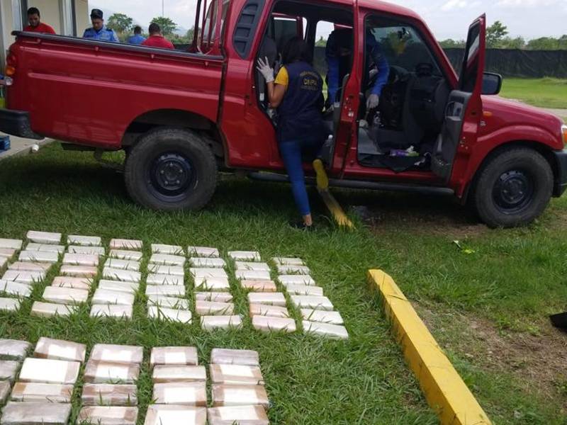 En este automóvil fueron ubicados los presuntos kilos de cocaína.
