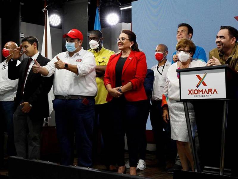 Imagen de archivo de la candidata presidencial Xiomara Castro permaneciendo en su sede de campaña tras conocerse resultados parciales de las elecciones.