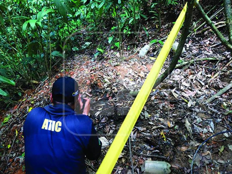 Alrededor de todo el lugar se observa el daño en vegetación y contaminación de quebradas.