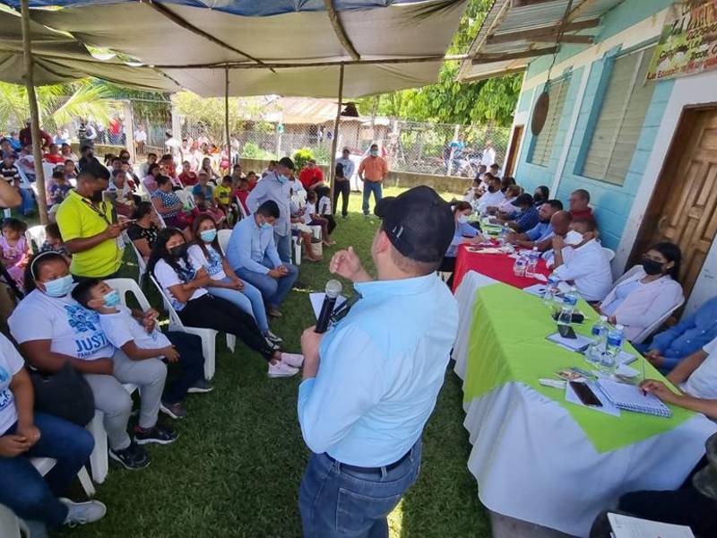 Participantes de siete comunidades en el cabildo abierto que se realizó en la comunidad de La Laguna en la zona alta de Tocoa.