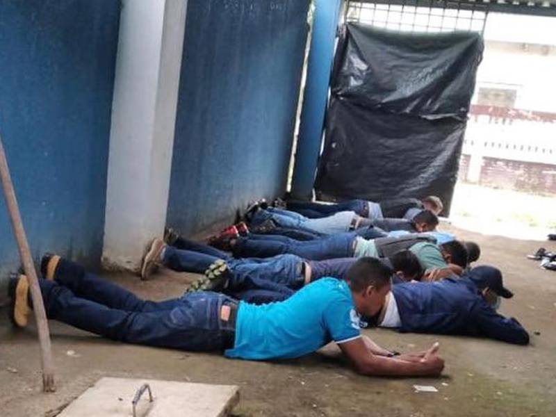 Momento en que eran sometidos a raíz del hallazgo de supuesta cocaína.