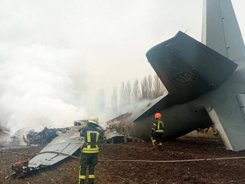 Un avión militar ucraniano con 14 personas a bordo se estrelló al sur de Kiev, dijo el servicio de emergencias.