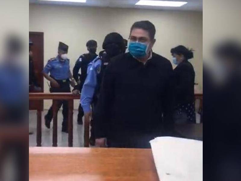 Juan Orlando Hernández entrando a una de las salas de la Corte Suprema de Justicia para comparecer en su primera audiencia.