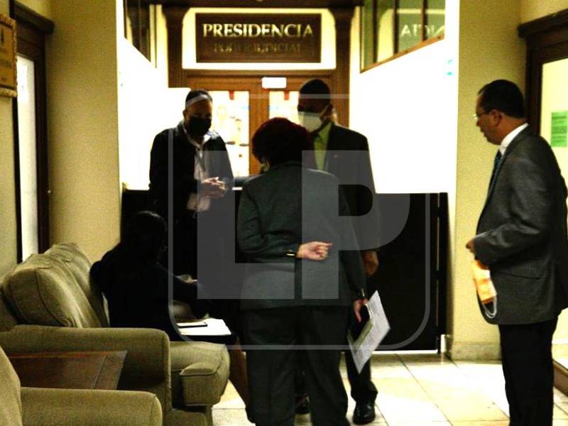 El legislador y su equipo defensor en los juzgados de Tegucigalpa.