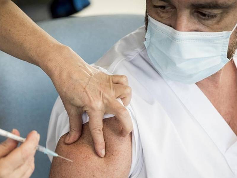 El proceso comenzará con trabajadores de salud y cuerpos de socorro.