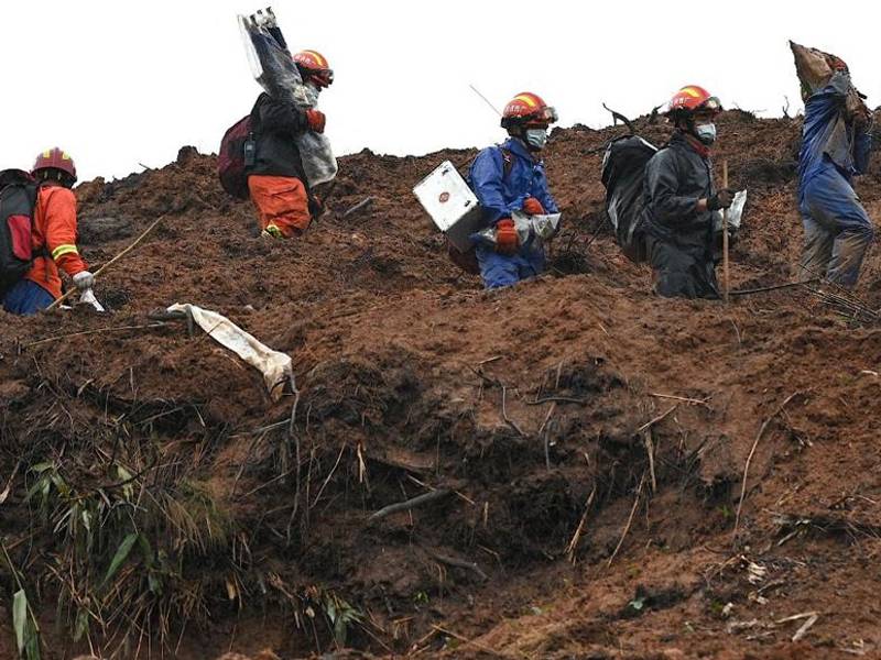 Rescatistas revisando el lugar donde el vuelo MU5375 de China Eastern se estrelló el 21 de marzo, cerca de Wuzhou, en la provincia de Guangxi.