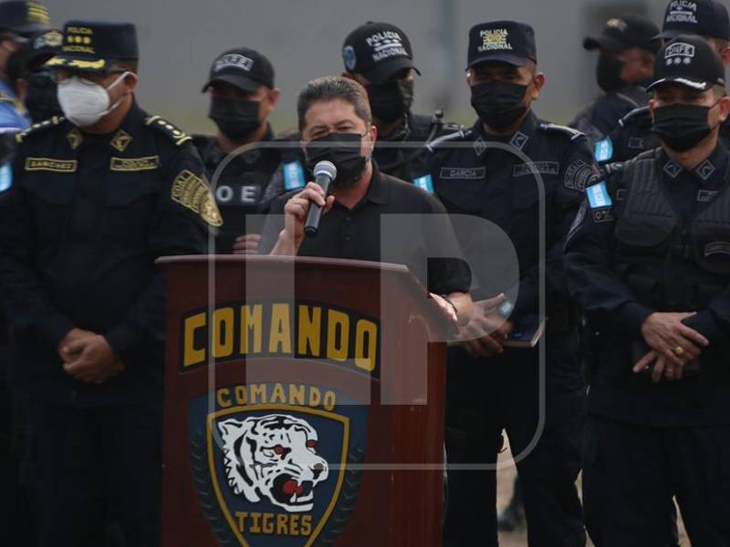 Ministro Ramón Sabillón respondiendo a preguntas de los medios de comunicación.