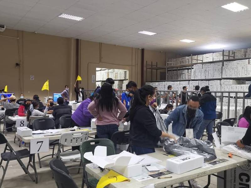 Personal del CNE continúa trabajando en los resultados de las elecciones generales desarrolladas el 28 de noviembre.